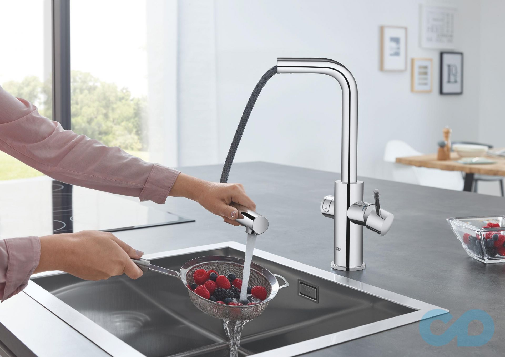 цена Кухонный смеситель со стартовым комплектом Grohe Blue Home 31539000